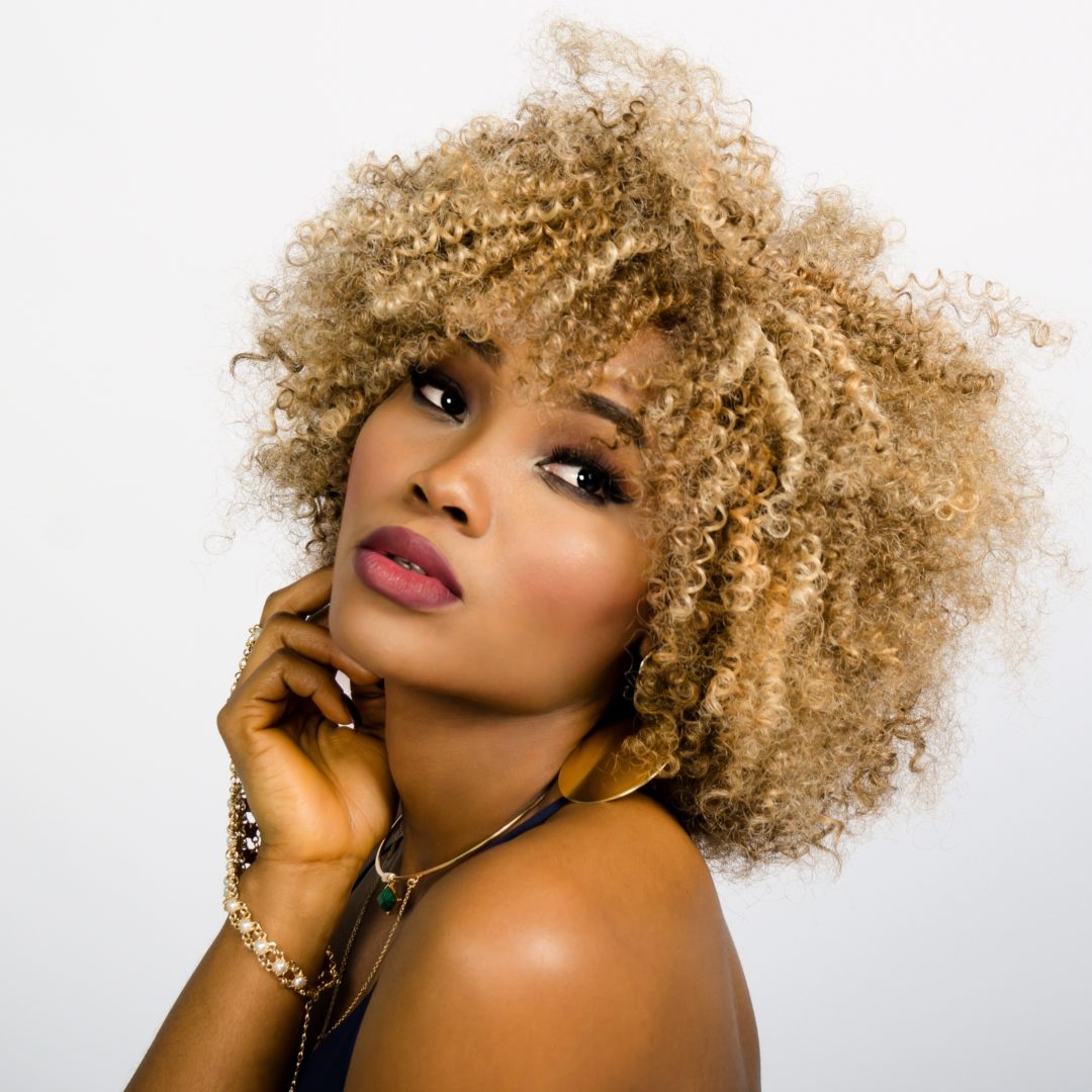 Curly Bangs Are Possible And Here Is How Bubbling With Elegance And