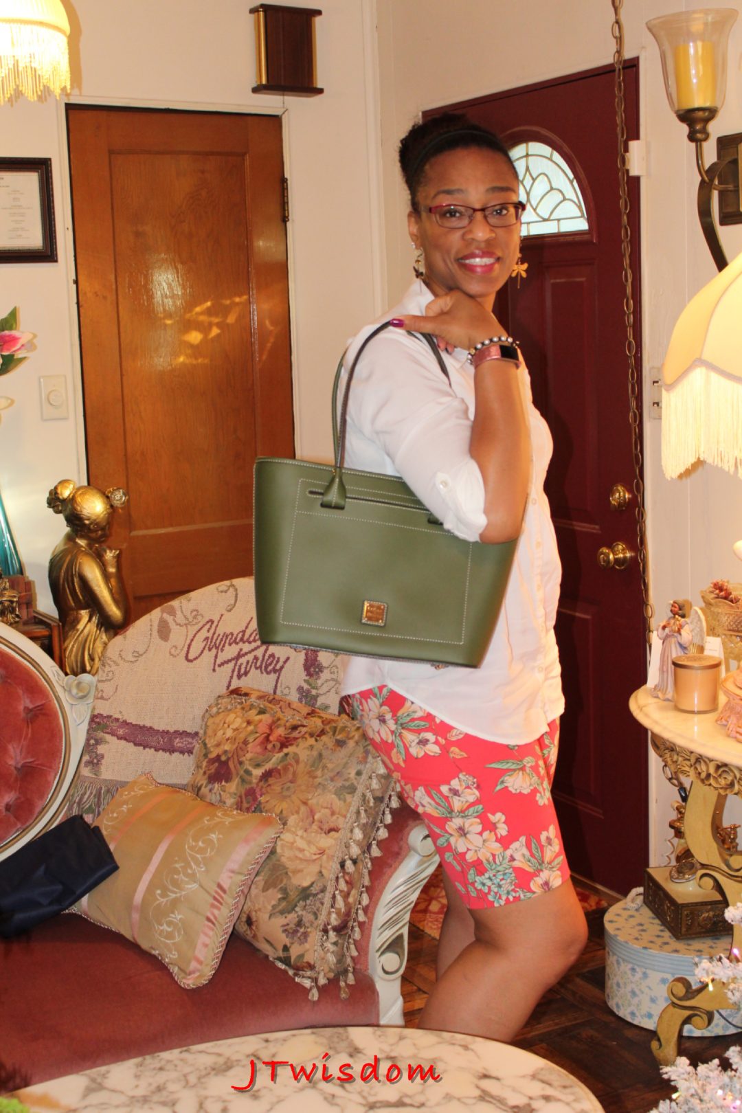 Enhance your Look with the Perfect Handbag Bubbling with Elegance and